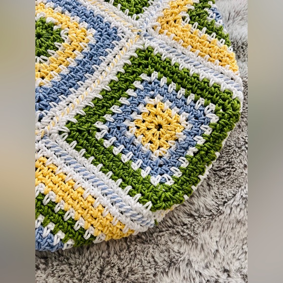 Handmade crochet patterned handbag - Picture 4 of 7